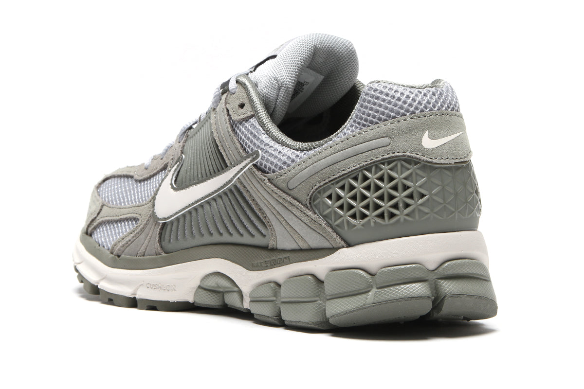 Nike | Zoom Vomero 5
Style # HF1553-002
Color : Dark Stucco / Phantom / LT Smoke Grey