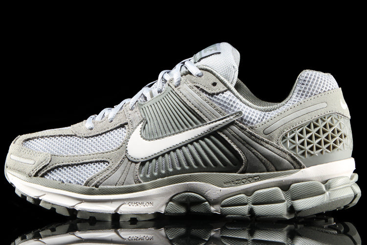 Nike | Zoom Vomero 5
Style # HF1553-002
Color : Dark Stucco / Phantom / LT Smoke Grey