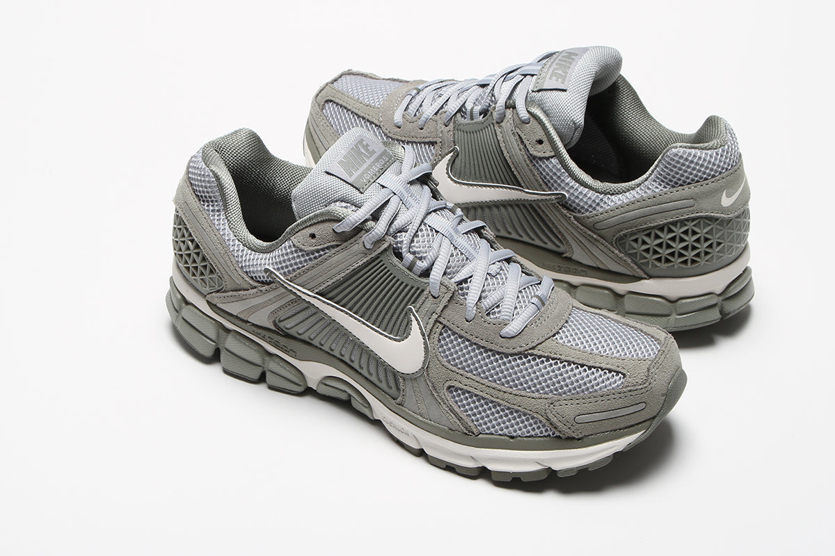 Nike | Zoom Vomero 5
Style # HF1553-002
Color : Dark Stucco / Phantom / LT Smoke Grey