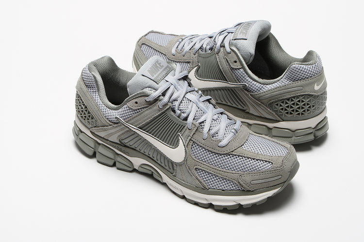 Nike | Zoom Vomero 5
Style # HF1553-002
Color : Dark Stucco / Phantom / LT Smoke Grey