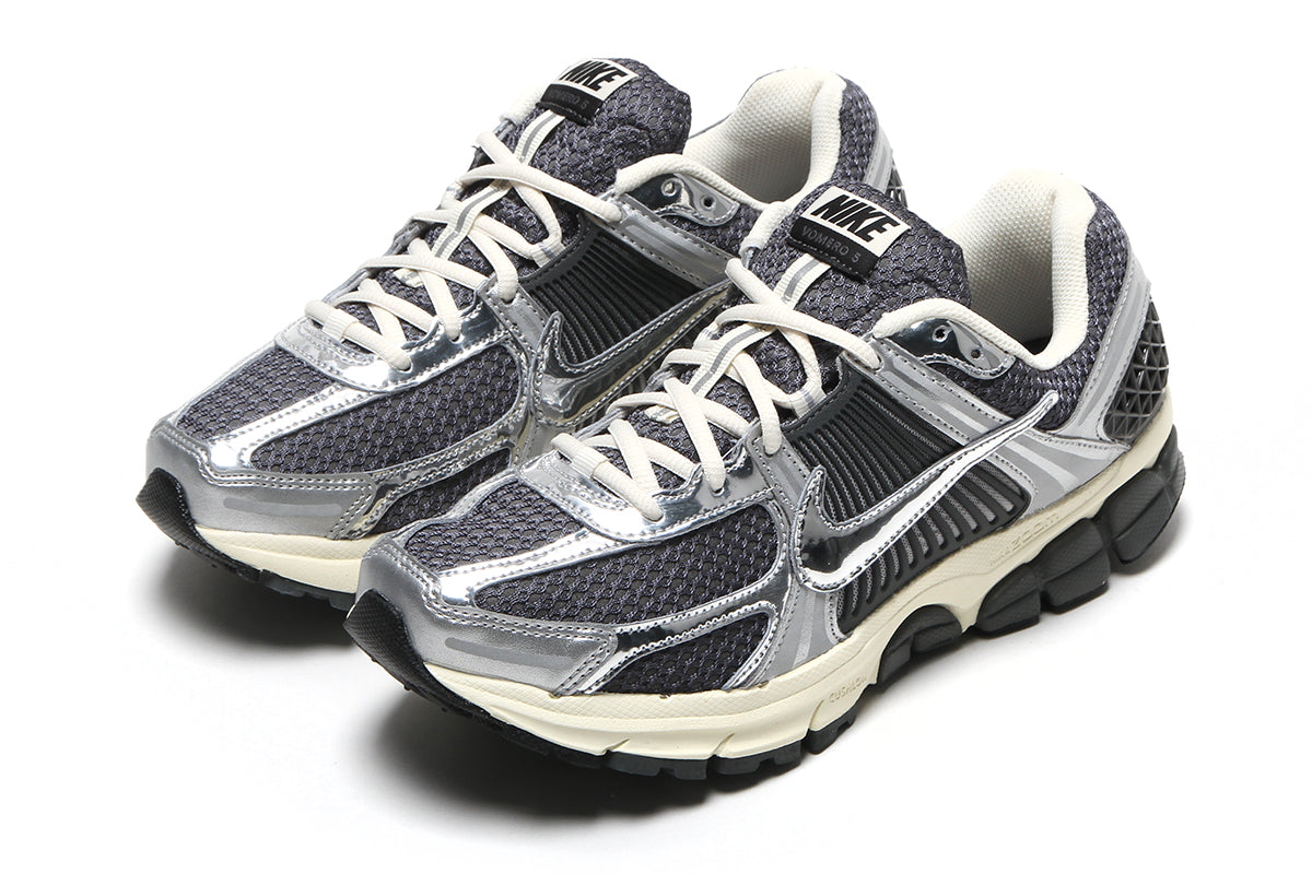 Nike - Zoom Vomero 5
Style # IM3486-001
Color : Iron Grey / Chrome / Metallic Silver