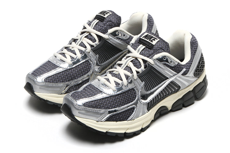 Nike - Zoom Vomero 5
Style # IM3486-001
Color : Iron Grey / Chrome / Metallic Silver