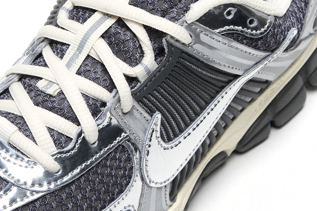 Nike - Zoom Vomero 5
Style # IM3486-001
Color : Iron Grey / Chrome / Metallic Silver