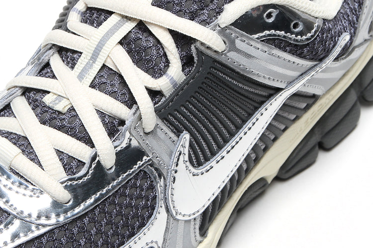 Nike - Zoom Vomero 5
Style # IM3486-001
Color : Iron Grey / Chrome / Metallic Silver
