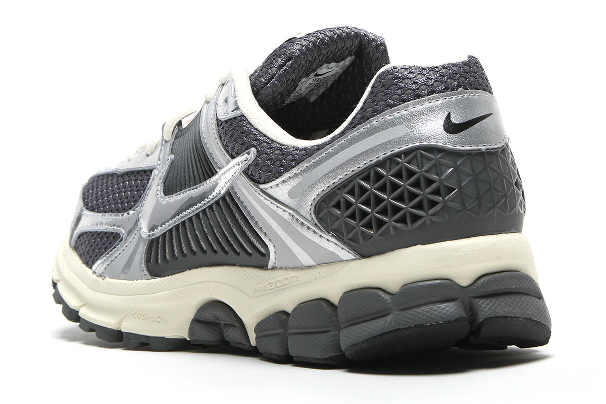 Nike - Zoom Vomero 5
Style # IM3486-001
Color : Iron Grey / Chrome / Metallic Silver