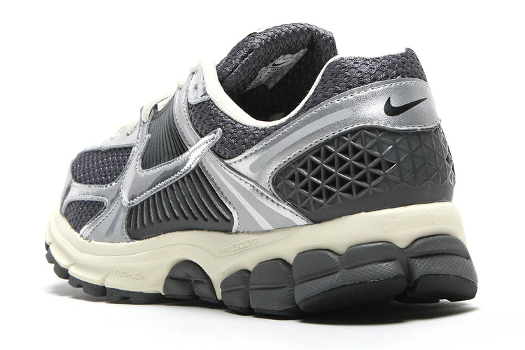 Nike - Zoom Vomero 5
Style # IM3486-001
Color : Iron Grey / Chrome / Metallic Silver