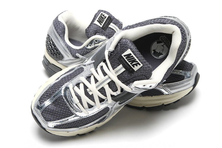 Nike - Zoom Vomero 5
Style # IM3486-001
Color : Iron Grey / Chrome / Metallic Silver