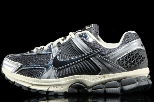 Nike - Zoom Vomero 5
Style # IM3486-001
Color : Iron Grey / Chrome / Metallic Silver