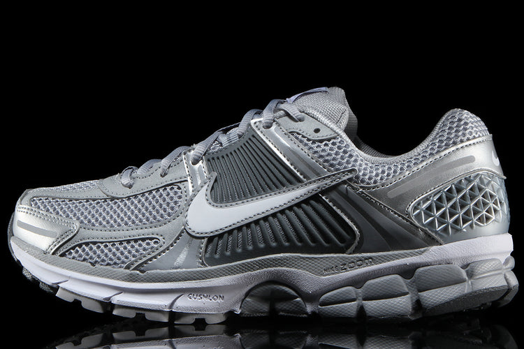 Nike | Zoom Vomero 5
Style # FJ4151-003
Color : Wolf Grey / White / Metallic Silver