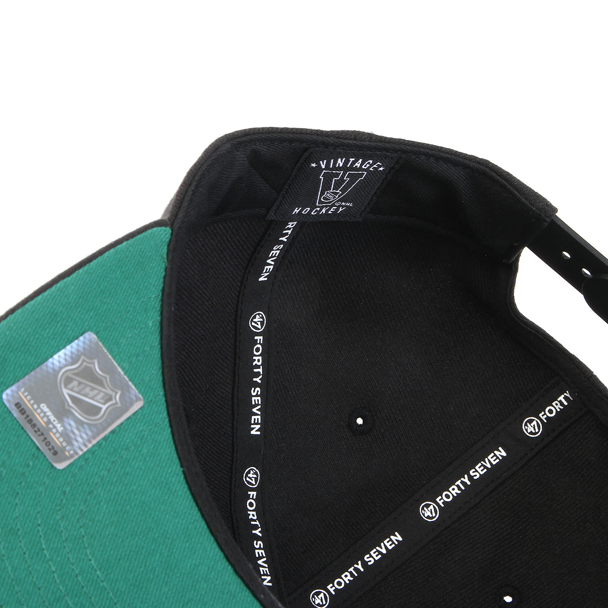 Premier | Red Wings Hat
Color : Black