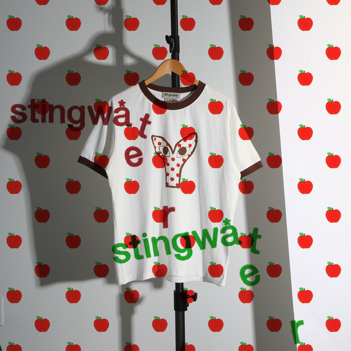 Stingwater - Aapi Apple Ringer T-Shirt
Color : White / Brown