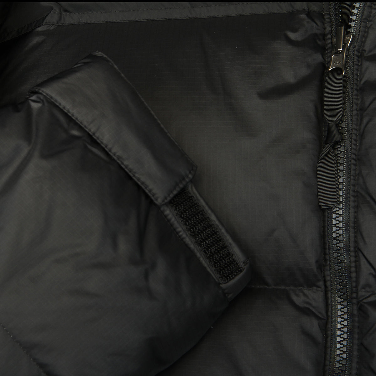 The North Face - 1996 Retro Nuptse Jacket
Style # NF0A3C8DGOE1
Color : TNF Black / NPF / Recycled Nylon Down