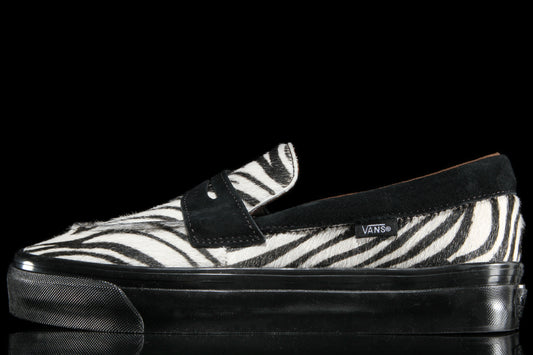 Vans OTW - LX Loafer 53
Style # VN000VASZBR1
Color : Zebra