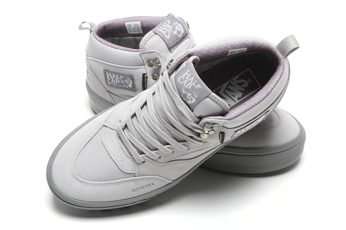 Vans - Half Cab GTX Insulated
Style # VN000XUFLTG1
Color : Light Gray