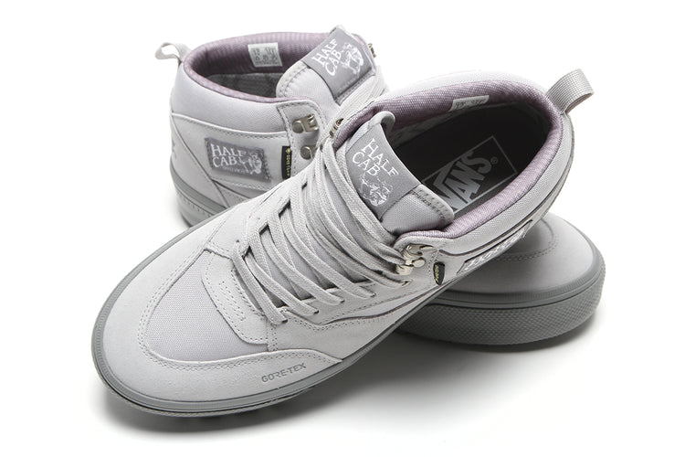 Vans - Half Cab GTX Insulated
Style # VN000XUFLTG1
Color : Light Gray