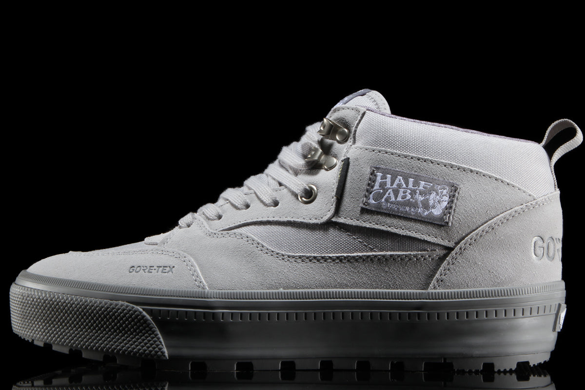Vans - Half Cab GTX Insulated
Style # VN000XUFLTG1
Color : Light Gray