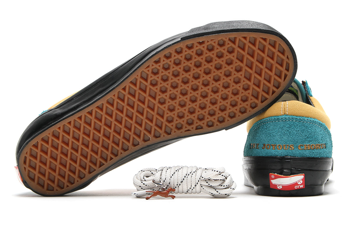 Vans OTW Old Skool 36 x Julian Klincewicz
Style # VN000DC0UXM1
Color : Mango