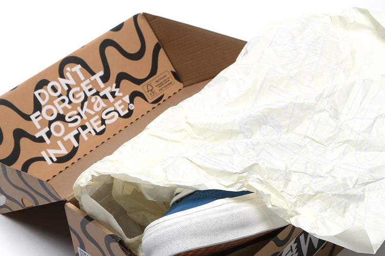 Vans OTW - Old Skool 36 x Parra
Style # VN000Y11HFC1
Color : Midnight / Carmine