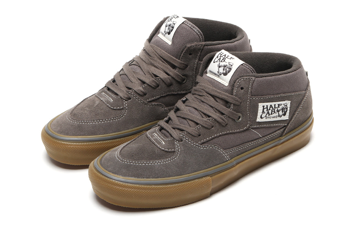 Vans - Skate Half Cab
Style # VN0A5FCD77J1
Color : Walnut / Gum