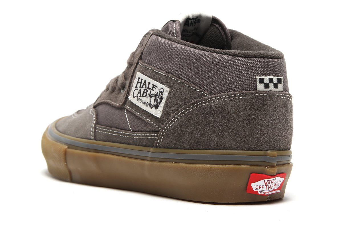 Vans - Skate Half Cab
Style # VN0A5FCD77J1
Color : Walnut / Gum
