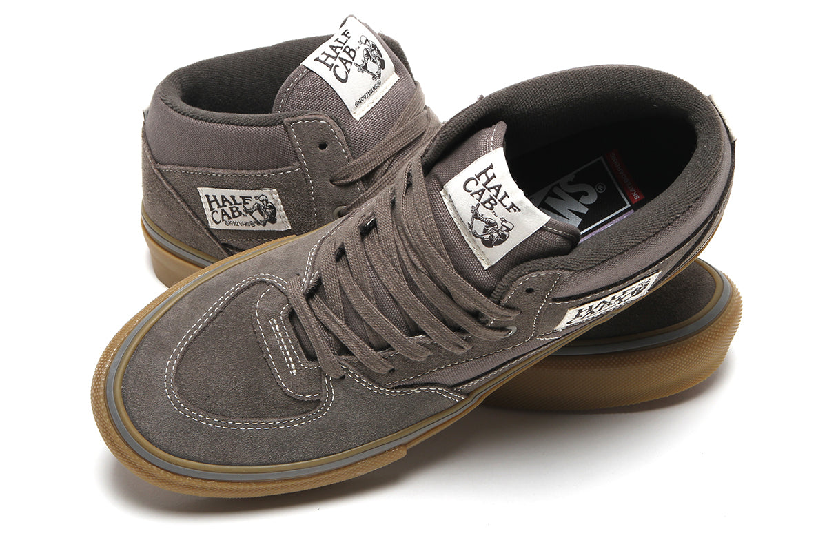 Vans - Skate Half Cab
Style # VN0A5FCD77J1
Color : Walnut / Gum
