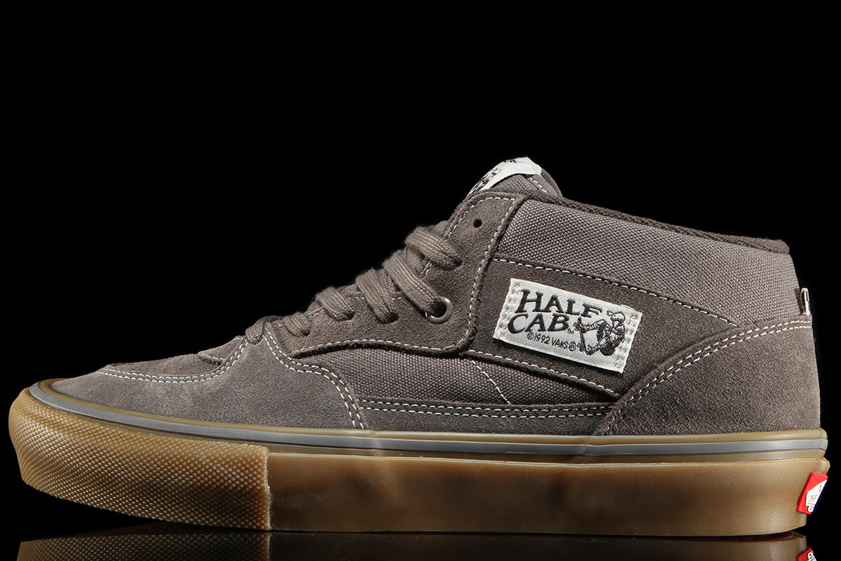 Vans - Skate Half Cab
Style # VN0A5FCD77J1
Color : Walnut / Gum