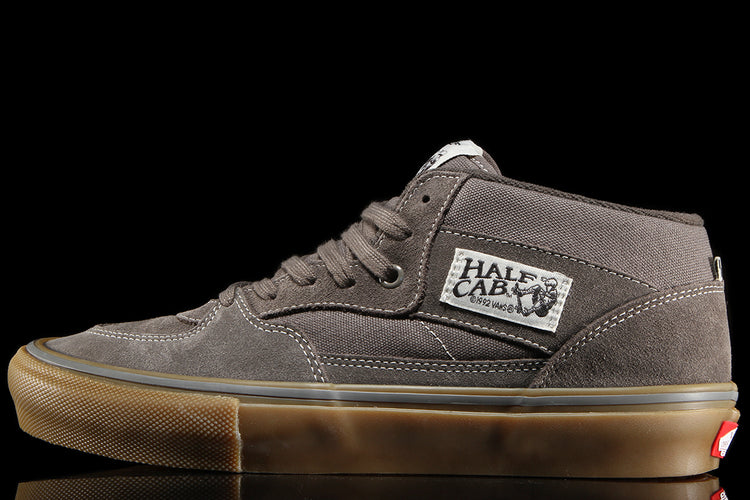 Vans - Skate Half Cab
Style # VN0A5FCD77J1
Color : Walnut / Gum