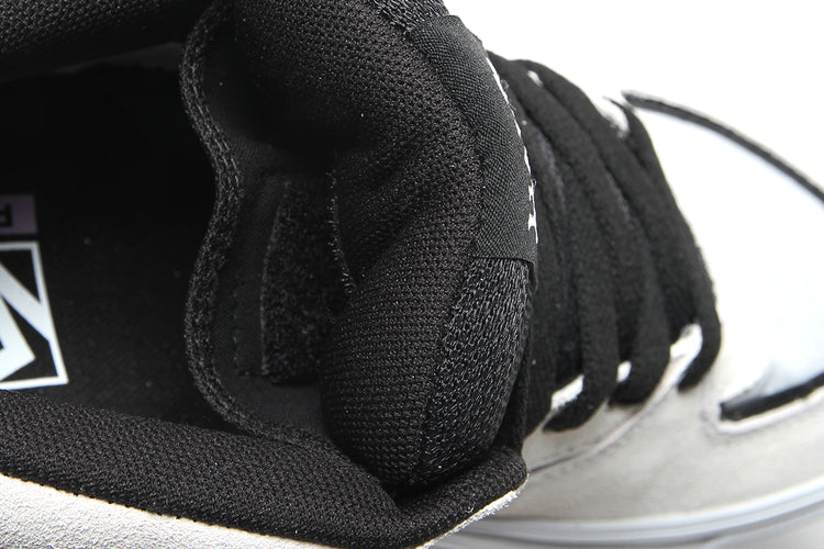 Vans - Skate Half Cab Wafflecup
Style # VN000D9ZYB21
Color : White / Black